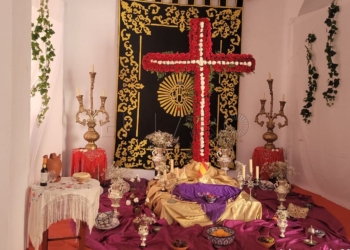 Cruz de Mayo de la Cofradía del Nazareno, expuesta el año pasado en la Plaza de Toros.