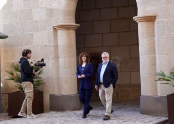 La actriz Lidia San José camina por Melilla la Vieja junto a Antonio Bravo, cronista oficial de la ciudad, durante el rodaje del programa.