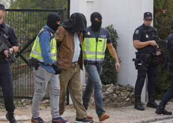 GRAF3019. COCENTAINA (VALENCIA), 23/10/2018.- Agentes de la Policía Nacional salen con el detenido de su domicilio en el número 14 de la calle Espigol de la urbanización Gormaig de Cocentaina dónde se está desarrollando una operación contra el yihadismo. EFE/ Morell