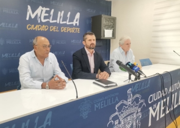 Jaime Auday, Miguel Ángel Fernández Bonnemaisón y Álvaro González Rico, durante la rueda de prensa en la que confirmaron la fusión entre ambos clubes de baloncesto.