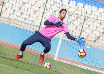 El cancerbero Edu Loscos, al que se ve en acción durante uno de los entrenamientos del conjunto azulino, ha llegado a las filas melillenses procedente del CD Atlético Paso.