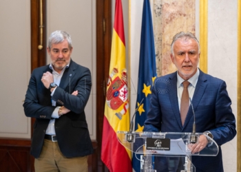 MADRID, 26/06/2024.- El ministro de Política Territorial y Memoria Democrática, Ángel Víctor Torres (d), y el presidente de Canarias, Fernando Clavijo en rueda de prensa  tras las reuniones  mantenidas con los grupos parlamentarios para informar sobre el acuerdo de modificación legislativa para la distribución de menores migrantes no acompañados entre comunidades autónomas, este miércoles en el Congreso, en Madrid. EFE/ Fernando Villar