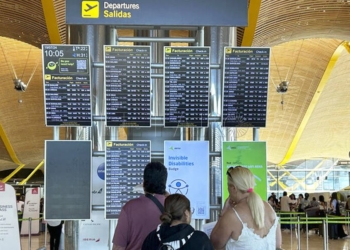 MADRID, 19/07/2024.- Varias personas miran las pantallas de información de la T-4 del Aeropuerto Adolfo Suárez de Madrid tras la incidencia global de Microsoft que ha afectado a numerosas empresas en todo el mundo. Aena ha informado de que está ya recuperando algunos de sus sistemas y que todos los aeropuertos están operativos, aunque en algunos procesos se opera con más lentitud.  EFE/ Daniel Cons