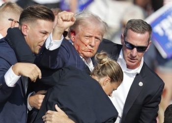 -FOTODELDÍA- EA7130. BUTLER (ESTADOS UNIDOS), 13/07/2024.- El ex presidente estadounidense Donald Trump es sacado del escenario por el Servicio Secreto tras un incidente durante un mitin de campaña este sábado, en el Butler Farm Show Inc. en Butler, Pensilvania (Estados Unidos). El tiroteo en el mitin del expresidente Donald Trump (2017-2021) está siendo investigado como un intento de asesinato, según informaciones publicadas en medios citando a información proporcionada por las fuerzas de seguridad. EFE/EPA/DAVID MAXWELL