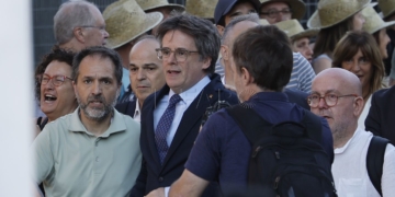 FOTODELDÍA  BARCELONA, 08/08/2024.- Llegada del líder de Junts Carles Puigdemont a las inmediaciones del Palau de la Generalitat de Catalunya, donde se celebra el pleno del debate de investidura del socialista Salvador Illa como nuevo presidente de la Generalitat, con el apoyo de PSC, ERC y Comuns.-EFE/ Alberto Estevez